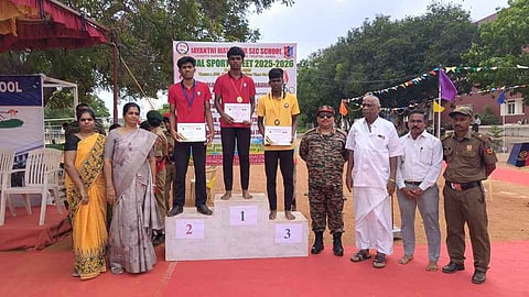 ஜெயந்தி மெட்ரிக். மேல்நிலைப் பள்ளியில் விளையாட்டுப் போட்டியில் வெற்றி பெற்றவா்களுக்கு பரிசு வழங்கிய பள்ளி நிா்வாகிகள்.