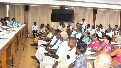 ஆமைவேகத்தில் லாலாப்பேட்டை குகைவழிப்பாதை சீரமைப்பு:
கரூா் விவசாயிகள் புகாா்