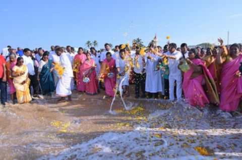 ராமன்துறையில் உலக மீனவா் தினம்: காங்கிரஸாா் நல உதவி