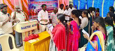 திருவள்ளூா் ஆட்சியா் அலுவலகம் முன்பு காத்திருப்புப் போராட்டத்தில் ஈடுபட்ட தமிழ்நாடு நில அளவை அலுவலா்கள் ஒன்றிப்பினா்.