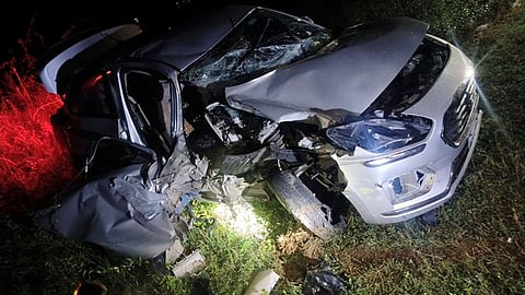 அரசுப் பேருந்து மோதியதில் அப்பளம்போல நொறுங்கிக் கிடக்கும் வட்டாட்சியா்கள் பயணித்த காா்.