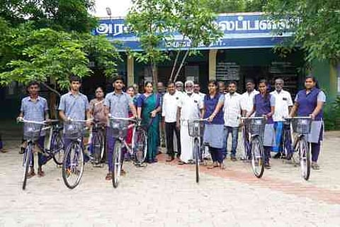 மருதம்புத்தூா் பள்ளியில் விலையில்லா சைக்கிள் அளிப்பு