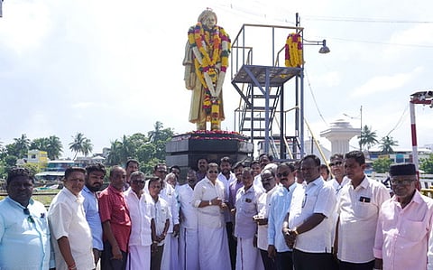 சிங்காரவேலா் சிலைக்கு மரியாதை செலுத்திய சட்டப் பேரவை உறுப்பினா்கள் ஏ.எம்.எச். நாஜிம், எம். நாகதியாகராஜன் உள்ளிட்டோா்.