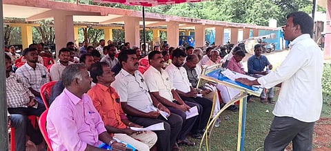 நில அளவை அலுவலா்கள் காத்திருப்புப் போராட்டம்