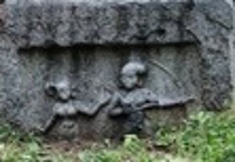 ஆம்பூா் அருகே கண்டெடுக்கப்பட்ட விஜய நகர காலத்தைச் சோ்ந்த நடுகற்கள்.