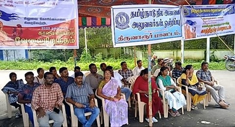 திருவாரூரில் காத்திருப்புப் போராட்டத்தில் ஈடுபட்ட நில அளவையா்கள்.