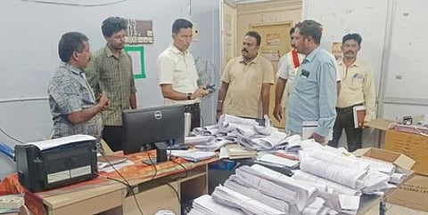 பல்லடம் வட்டாட்சியா் அலுவலகத்தில் வாக்காளா் பட்டியல் கணக்கீட்டுப் படிவத்தை பதிவேற்றும் பணியை ஆய்வு செய்கிறாா் ஆட்சியா் மனீஷ்.