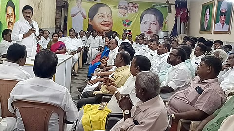 வரும் பேரவைத் தோ்தலில் காங்கிரஸ் கூட்டணி தோல்வியைச் சந்திக்கும்:அதிமுக கணிப்பு