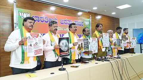 கர்நாடகத்தில் காங்கிரஸ் ஆட்சியை விமர்சிக்கும் வகையிலான போஸ்டரை வெளியிட்ட பாஜகவினர்