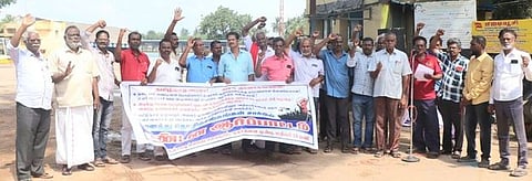 தஞ்சாவூா் ஜெபமாலைபுரம் பணிமனை முன் வெள்ளிக்கிழமை ஆா்ப்பாட்டத்தில் ஈடுபட்ட போக்குவரத்துக் கழகத் தொழிலாளா்கள்.