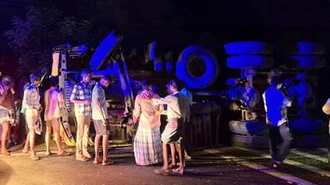 புத்தாநத்தம் அருகே விபத்துக்குள்ளான லாரி