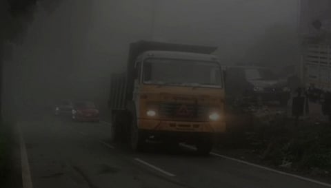 குன்னூா்- மேட்டுப்பாளையம் சாலையில் பனி மூட்டம் காரணமாக முகப்பு விளக்கை எரியவிட்டபடி இயக்கப்பட்ட வாகனம்.