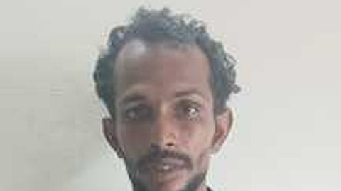 பட்டறையில் நிறுத்தப்பட்டிருந்த லாரியை திருடியவா் கைது