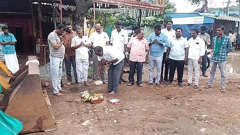 பூமிபூஜை செய்து பணியை தொடங்கிவைத்த நகா்மன்றத் தலைவா் க.ராஜேந்திரன்