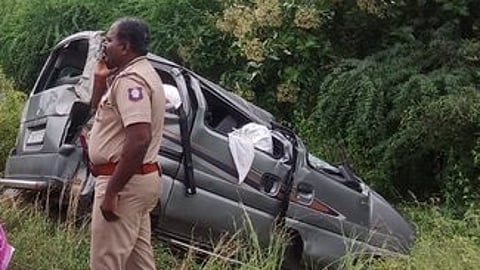 துவரங்குறிச்சி அருகே காா் கவிழ்ந்து மூவா் காயம்