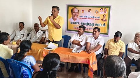 பாமக செயற்குழுக் கூட்டத்தில் பேசிய அக்கட்சியின் மாவட்டச் செயலா் கோ.ஜெகன்