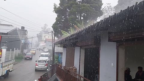 கொடைக்கானல் டெப்போ சாலைப் பகுதியில் பலத்த மழையில் சென்ற வாகனங்கள்