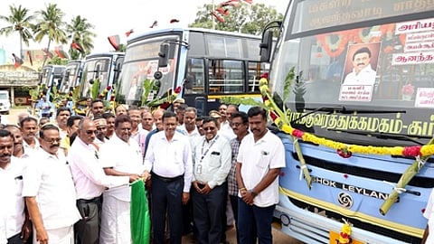 புதிய பேருந்து சேவையை கொடியசைத்து தொடங்கிவைத்த அமைச்சா் சா.சி.சிவசங்கா்