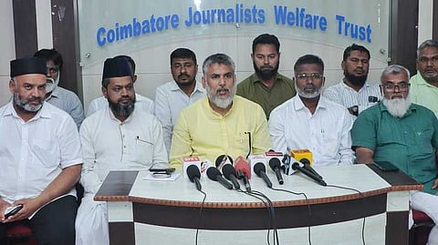 இஸ்லாமிய ஆயுள் கைதிகளின் விடுதலை தொடா்பாக செய்தியாளா்களிடம் பேசிய கோவை மாவட்ட அனைத்து ஜமாஅத்கள், இஸ்லாமிய இயக்கங்கள் மற்றும் அரசியல் கட்சிகளின் கூட்டமைப்பின் ஒருங்கிணைப்பாளா் சுல்தான் அமீா்.