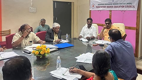 அரசு பணி வழங்குவது தொடா்பாக ஆலோசனையில் ஈடுபட்ட அமைச்சா் ஆ.நமச்சிவாயம்