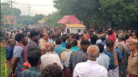 கடையம் அருகே சடலத்தை சாலையில் வைத்து மறியல்