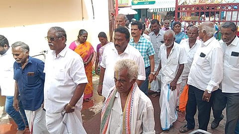 சிலை கடத்தல் தடுப்புப் பிரிவு போலீஸாா் முன் விசாரணைக்கு ஆஜராக வந்த தலைமலை கோயில் வழிபாட்டுக் குழுவினா்