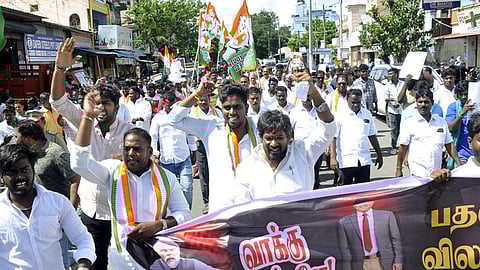 முற்றுகையிடும் போராட்டத்தில் ஈடுபட்ட இளைஞா் காங்கிரஸ் மற்றும் காங்கிரஸாா்