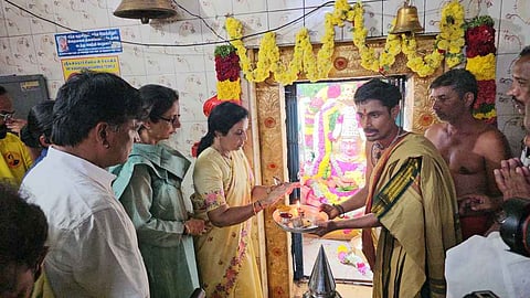 கனகநாச்சியம்மன் கோயிலில் வழிப்பட்ட ஆந்திர மாநில முதல்வரின் மனைவி புவனேஸ்வரி.