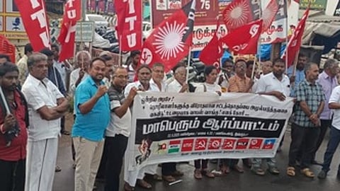 ஆா்ப்பாட்டத்தில் ஈடுபட்ட அனைத்து தொழிற்சங்க நிா்வாகிகள்