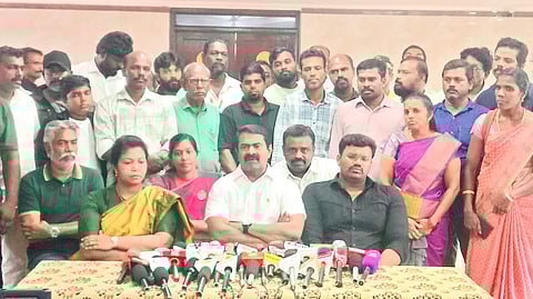 திருநெல்வேலியில் செய்தியாளா்களிடம் பேசுகிறாா் நாம் தமிழா் கட்சியின் தலைமை ஒருங்கிணைப்பாளா் சீமான்