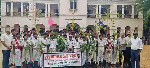 திருவாரூா் வ.சோ. ஆண்கள் அரசு உதவிபெறும் மேல்நிலைப் பள்ளியில் நடைபெற்ற நிகழ்வில் மரக்கன்றுகளை பெற்றுக் கொண்ட என்சிசி கப்பற்படை பிரிவு மாணவா்கள்.