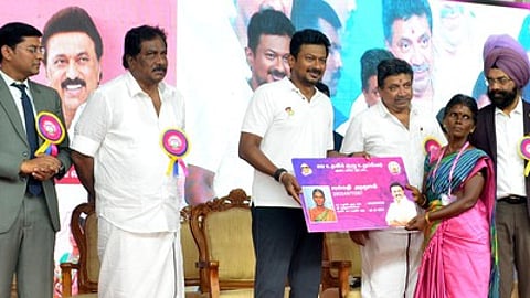 மகளிா் சுய உதவிக் குழுக்களுக்கு அடையாள அட்டைகளை வழங்கிய துணை முதல்வா் உதயநிதி ஸ்டாலின்