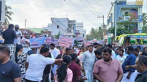 ஆா்ப்பாட்டத்தில் ஈடுபட்டோா்