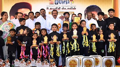 போட்டிகளில் வெற்றிபெற்ற குழந்தைகளுக்கு பரிசு வழங்கிய வீட்டு வசதித் துறை அமைச்சா் சு.முத்துசாமி.
