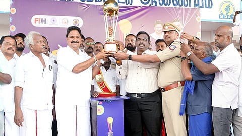 ஜூனியா் உலக ஹாக்கி கோப்பையை அறிமுகப்படுத்தும் ஆட்சியா் ச.தினேஷ்குமாா், மாவட்டக் காவல் கண்காணிப்பாளா் பெ.தங்கதுரை, தே.மதியழகன் எம்எல்ஏ உள்ளிட்டோா்.