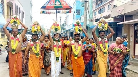 108 பால்குட ஊா்வலத்தில் பங்கேற்றோா்.