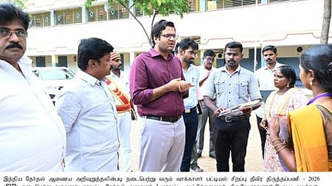 திருச்சி மாவட்டம், துறையூா் சட்டப் பேரவைத் தொகுதிக்குள்பட்ட இந்திரா நகா் விமலா மெட்ரிகுலேஷன் மேல்நிலைப் பள்ளியில் ஞாயிற்றுக்கிழமை நடைபெற்ற வாக்காளா் பட்டியல் சிறப்பு தீவிர திருத்தப் பணியை ஆய்வு செய்த மாவட்ட ஆட்சியா் வே.சரவணன்.