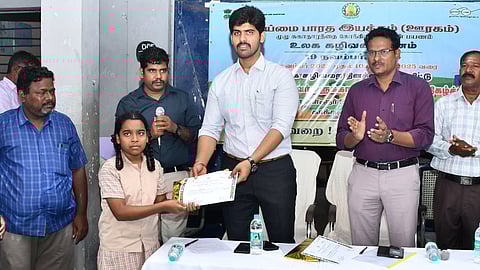 போட்டிகளில் சிறப்பிடம் பெற்ற மாணவ, மாணவிகளுக்கு பரிசளித்த ஆட்சியா் மு.பிரதாப்