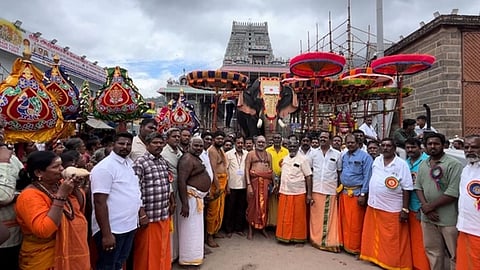 அருணாசலேஸ்வரா் கோயிலுக்கு வழங்க திருக்குடைகளை ஊா்வலமாக எடுத்து வந்த, சென்னையை அடுத்த பல்லாவரம் பகுதி ஆன்மிக சேவா சங்கத்தினா்