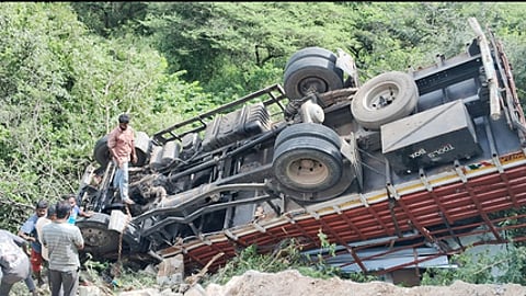 50 அடி பள்ளத்தில் விழுந்து விபத்துக்குள்ளான வேன்