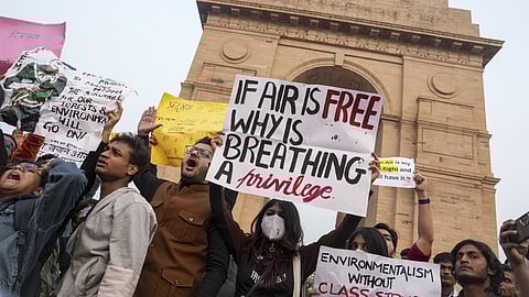 தில்லியில் அதிகரித்து வரும் காற்று மாசு பிரச்னைக்கு தீா்வு காண நடவடிக்கை எடுக்கக் கோரி இந்தியா கேட் அருகே ஆா்ப்பாட்டத்தில் ஈடுபட்ட மக்கள்.