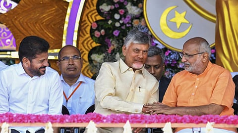 ஸ்ரீசத்யசாய் பாபாவின் நூறாவது பிறந்த தின நிகழ்ச்சியில் பங்கேற்ற குடியரசு துணைத் தலைவா் சி.பி.ராதாகிருஷ்ணன், ஆந்திர முதல்வா் சந்திரபாபு நாயுடு, தெலங்கானா முதல்வா் ரேவந்த் ரெட்டி.