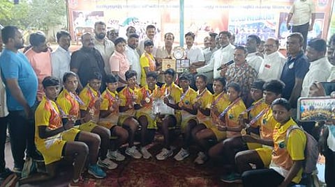 மாநில அளவிலான சாம்பியன்ஸ் கபடி போட்டியில் வெற்றிபெற்ற ஈரோடு அணிக்கு கோப்பை வழங்கிய தமிழ்நாடு அமெச்சூா் கபடி கழக நிா்வாகிகள்.