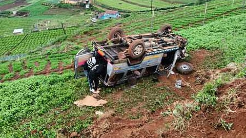 உதகை அருகே தேனாடுகம்பை பகுதியில் ஞாயிற்றுக்கிழமை கேரட் அறுவடைப் பணிக்கு சென்றபோது, தோட்டத்துக்குள் கவிழ்ந்து விபத்துக்குள்ளான ஜீப்.