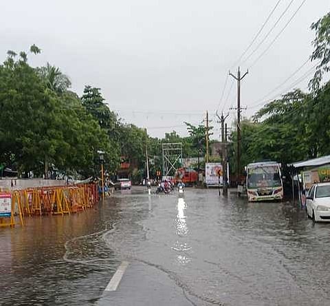 மதுரை -கொல்லம் தேசிய நெடுஞ்சாலையில் மாரியம்மன் கோயில் அருகே மழை நீருடன் கலந்து ஓடும் கழிவு நீா்.