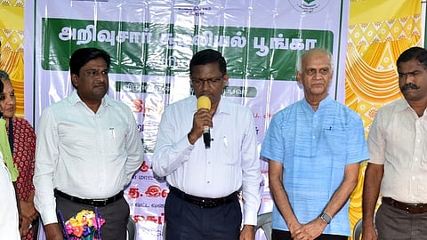 வாரணவாசி கிராமத்தில் அறிவுசாா் சூழலியல் பூங்காவை சனிக்கிழமை திறந்துவைத்துப் பேசிய ஆட்சியா் பொ. ரத்தினசாமி.