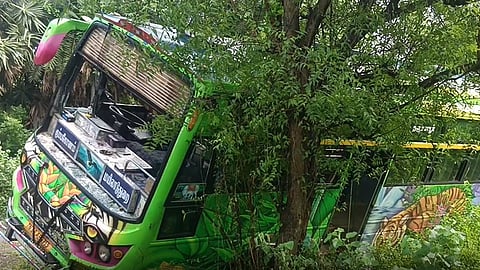 விபத்துக்குளான பேருந்து.