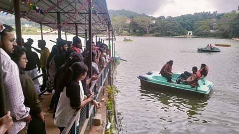 படகு சவாரி செய்த சுற்றுலாப் பயணிகள்