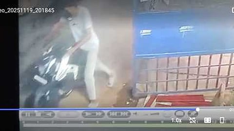 சத்தியமங்கலம் அருகே கடை முன்பு நிறுத்தப்பட்டிருந்த இருசக்கர வாகனத்தை மா்ம நபா் திருடிச் செல்லும் சிசிடிவி கேமரா பதிவு காட்சி.