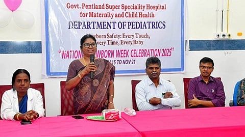 நிகழ்ச்சியில் பேசிய வேலூா் அரசு மருத்துவக் கல்லூரி முதல்வா் மு.ரோகிணிதேவி. உடன், மருத்துவமனை கண்காணிப்பாளா் ரதி திலகம், குழந்தைகள் நலப் பிரிவு தலைவா் எழிலரசு உள்ளிட்டோா்.